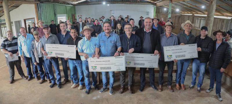 Vereadores participam de entrega de mais de 100 mil reais do programa Dinheiro na Comunidade